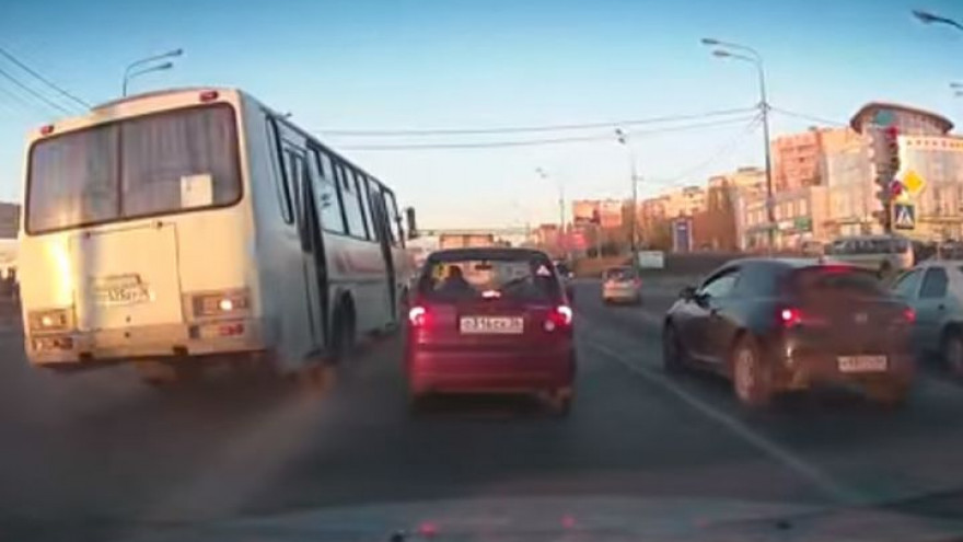 ВИДЕО: Воронежский «маршрутчик» совершил смертельный номер с пассажирами в салоне