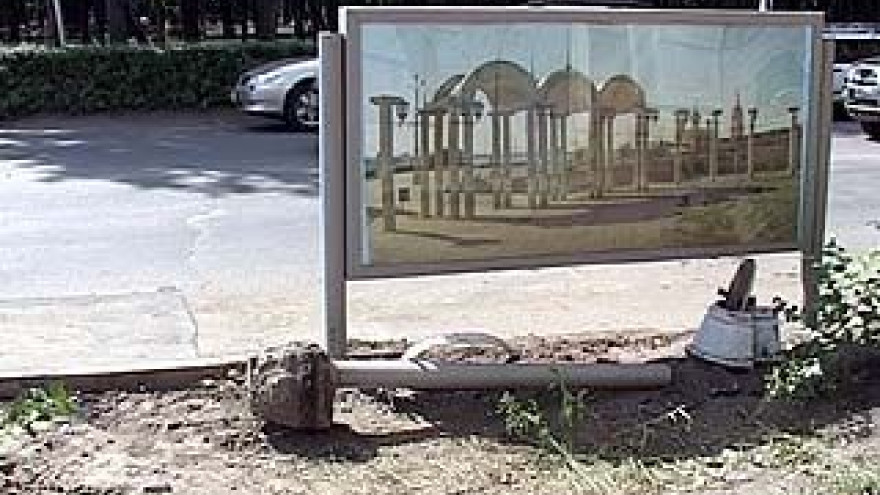 В Воронеже начали сносить рекламные ограждения на дорогах