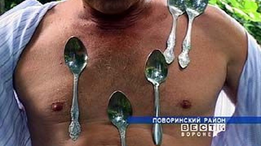 Владимир Сапронов искупался в реке и обнаружил у себя дар притягивать предметы