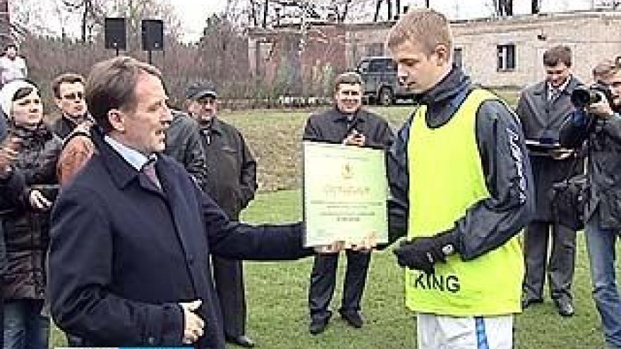 Губернатор Алексей Гордеев посетил тренировочную базу футбольного клуба "Факел"
