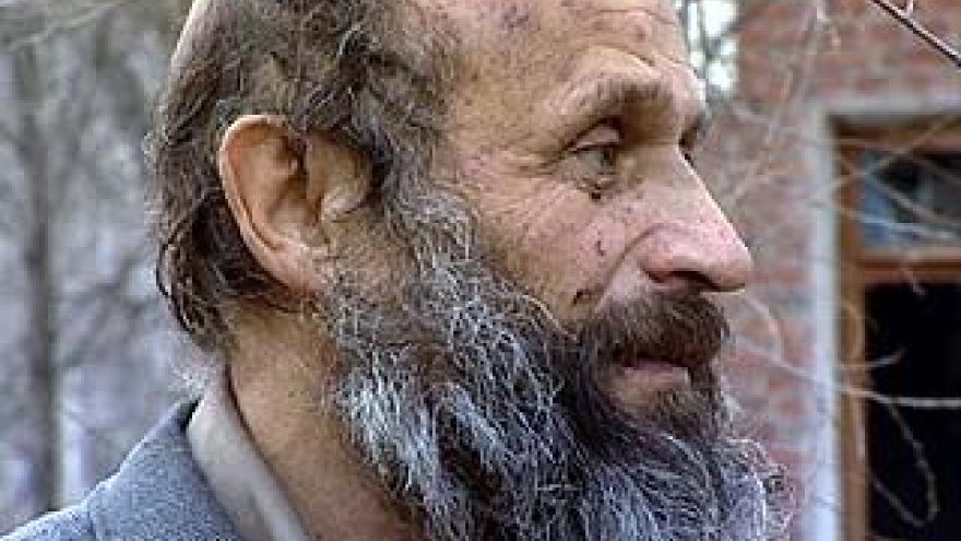 На мужчину, который не хочет покидать аварийный дом, совершено нападение