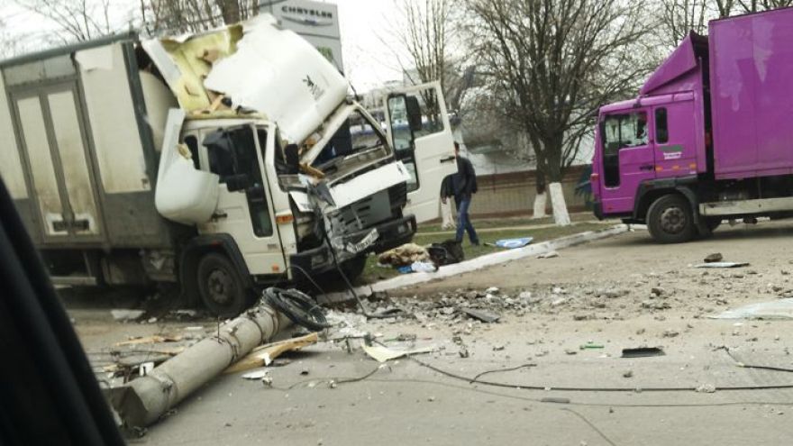 В Воронеже водитель фуры не справился с управлением и влетел в фонарный столб