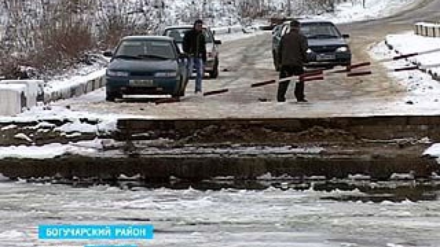 Из-за ледохода, начавшегося среди зимы, в районах развели понтонные мосты через Дон