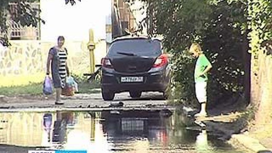На улице Красных Зорь устраняют аварию на водопроводе