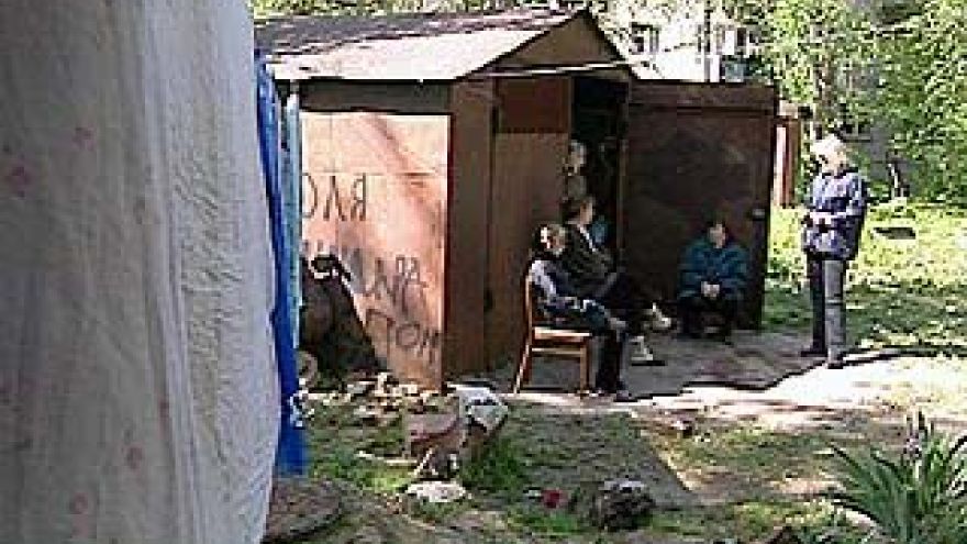 Погорельцы вынуждены третью неделю жить в гараже
