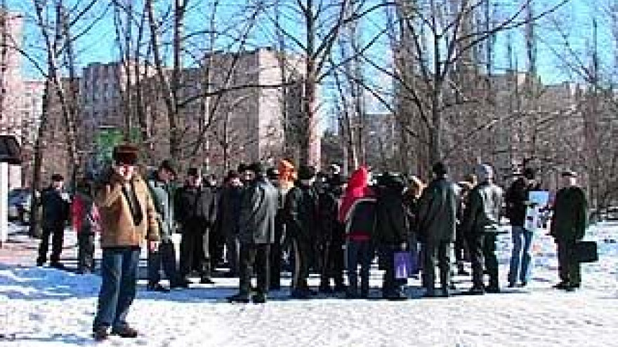 Жители микрорайона по ул. 9-го Января митингуют против вырубки леса