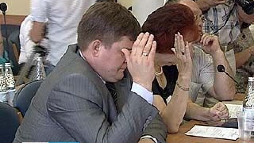 30 народных избранников выступили "за" отставку Леонида Зенищева