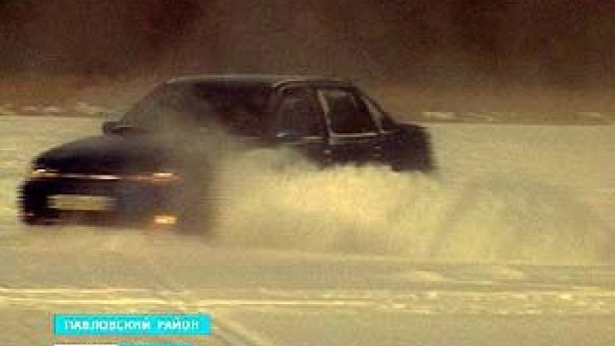 Павловские любители экстремального вождения устраивают гонки на льду