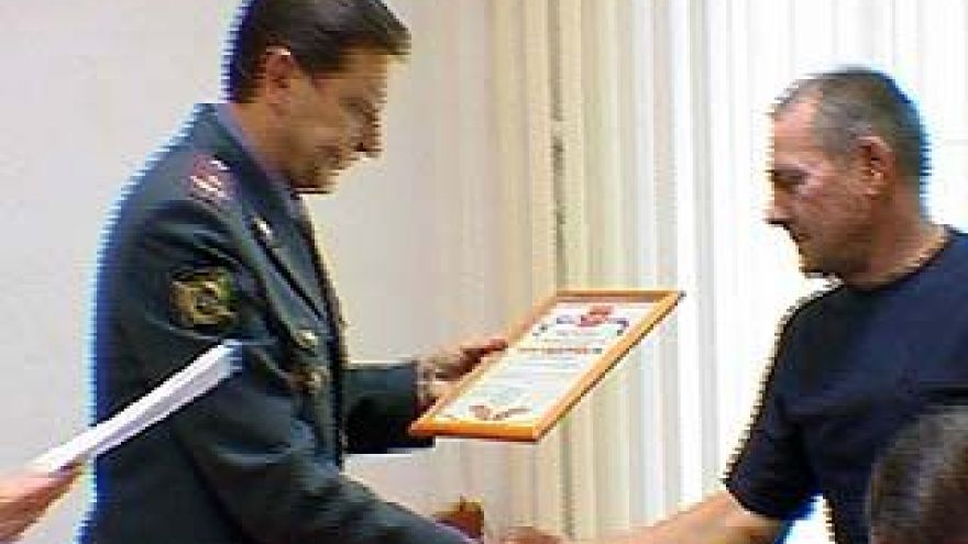 Сотрудники ГИБДД отблагодарили медиков за спасенную жизнь своего коллеги