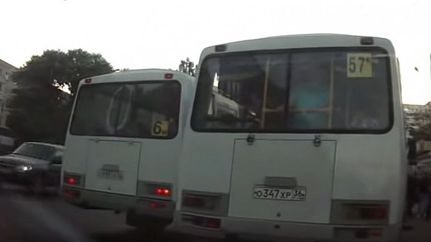 В Воронеже водители маршруток устроили опасную «битву» за место на остановке