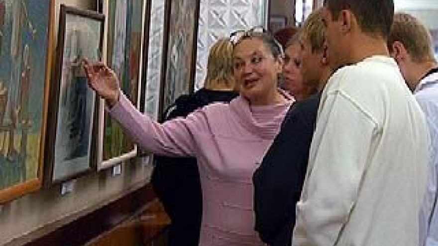 Выпускники Художественного училища представили на суд врачей свои картины