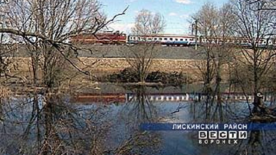 Железная дорога встречает паводок