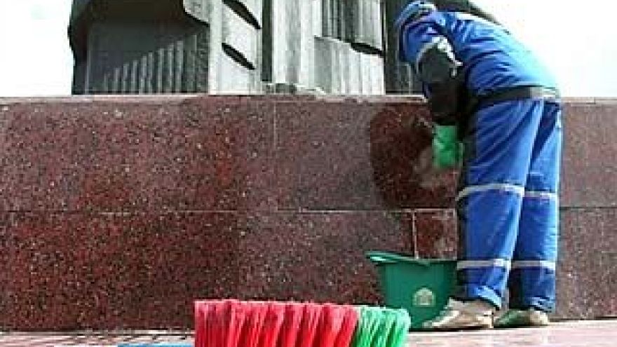 Два воронежца привели в порядок пять монументов в центре города