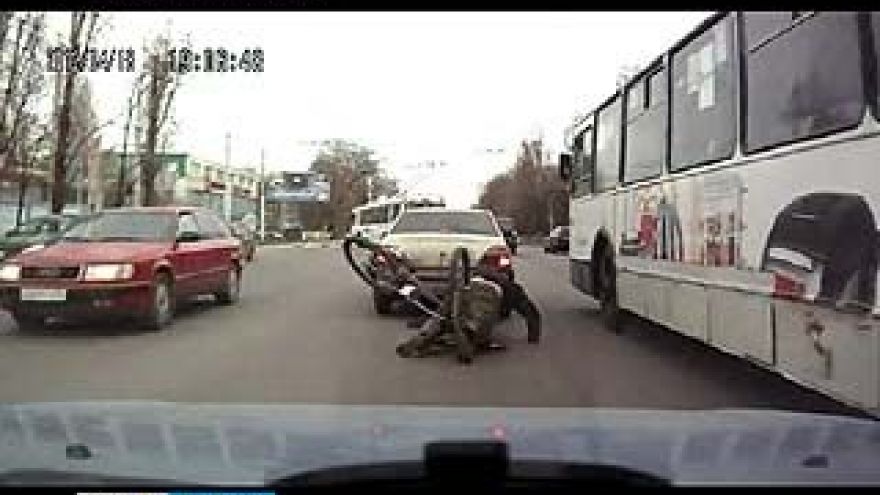 На улице Космонавтов велосипедист едва не заснул за рулем