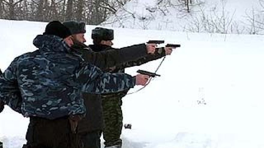 Милиционеры потренируются в стрельбе из табельного оружия