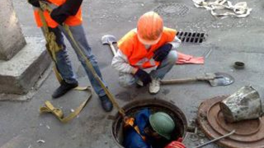 В Воронеже на два месяца раньше приступили к чистке ливневок