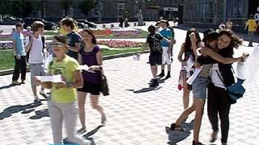 Юные воронежцы устроили День объятий в центре города
