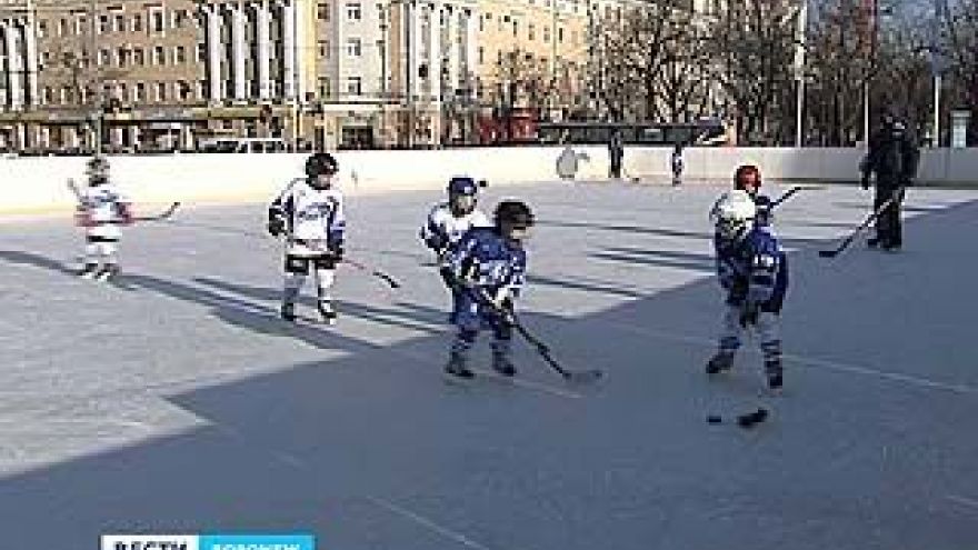 На главной площади Воронежа открыли каток