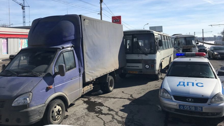 В Воронеже массовое ДТП с 2 «ПАЗами» спровоцировало пробку на Северном мосту