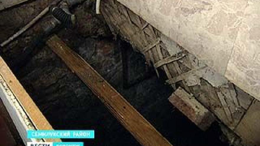 В Латном в одном из ветхих жилых домов провалился пол