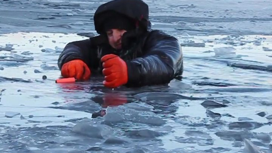 ВИДЕО: Воронежский блогер на себе испытал, что чувствует человек, провалившийся под лёд