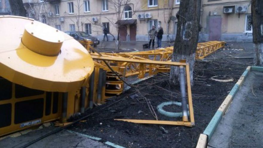 В Воронеже строительный кран упал во дворе жилого дома