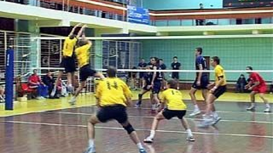 Волейбольные и баскетбольные команды продолжают сезонные игры