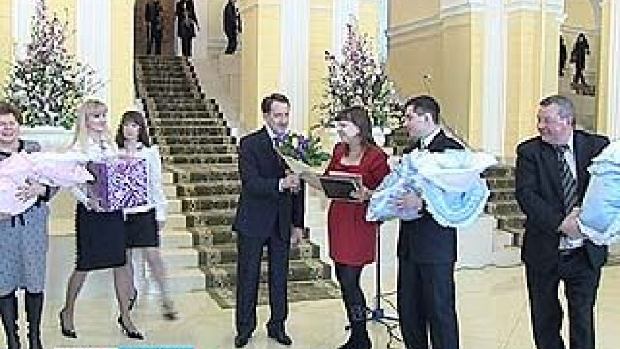 Первые 12 семей области получили сертификаты на материнский капитал