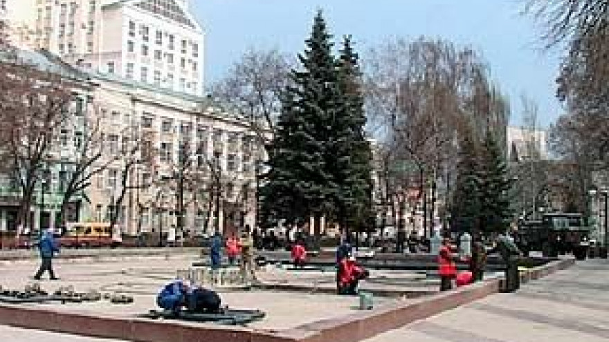 В Кольцовском сквере готовятся к новому сезону