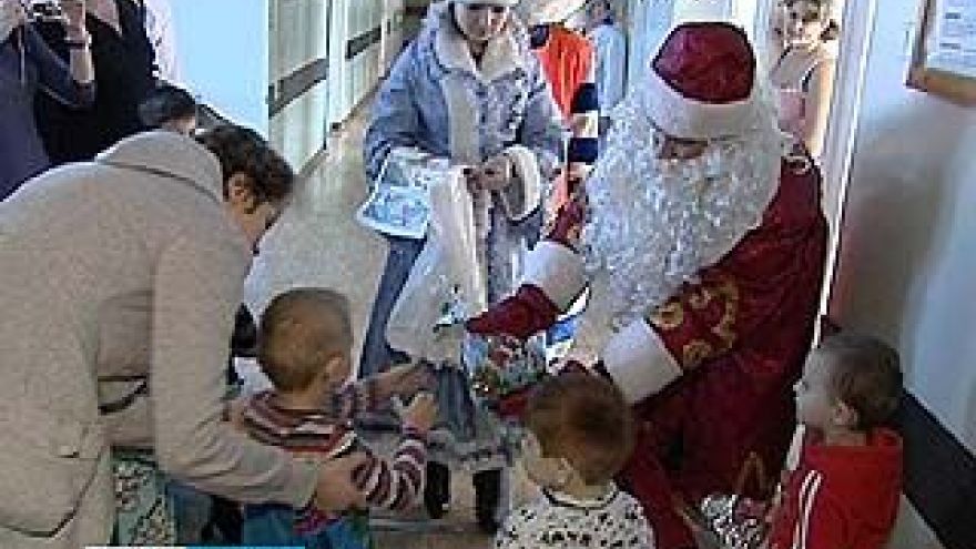 Сотрудники ГИБДД поздравили детей в Областной больнице