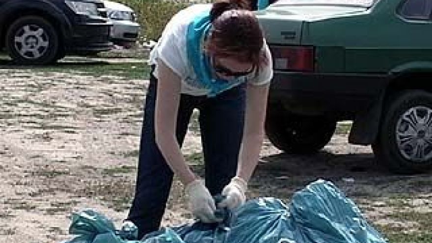 Актриса Анна Большова помогала волонтерам собирать мусор на пляже