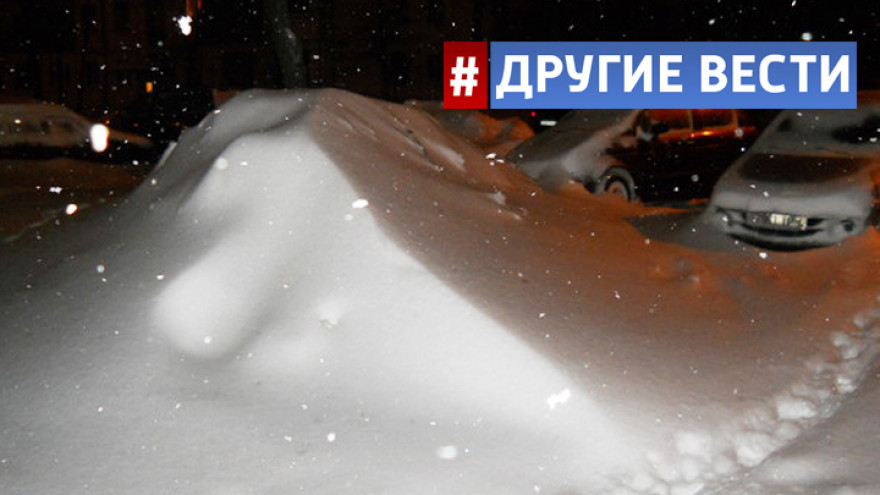 На Сахалине пенсионерку, решившую покурить на балконе, снесло в сугроб ураганным ветром