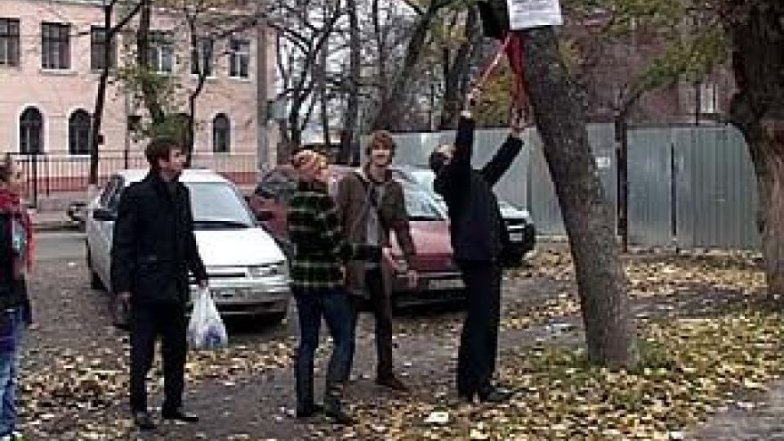 Воронежские студенты вышли на защиту столбов и деревьев