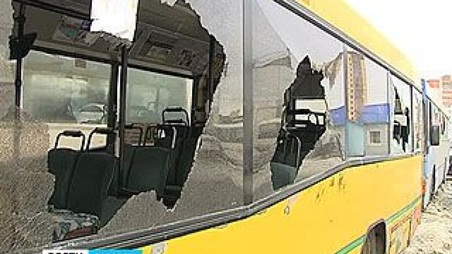 Неизвестные разбили арматурой стёкла 40 маршрутных автобусов
