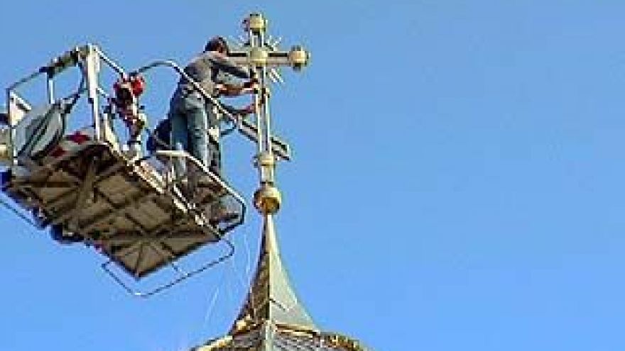 В Масловке состоялось воздвижение креста на главный купол храма