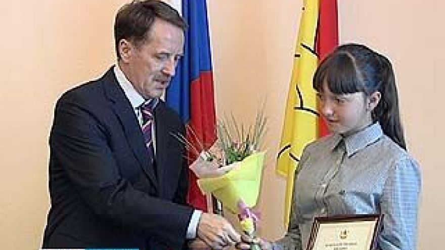 Школьники получили благодарственные письма от губернатора и билет в океанариум