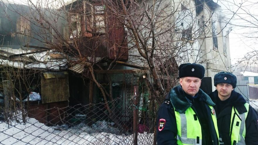 Воронежские инспекторы ГИБДД спасли из пожара женщину и ребёнка
