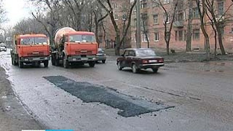 На проспекте Труда асфальт укладывали прямо поверх луж