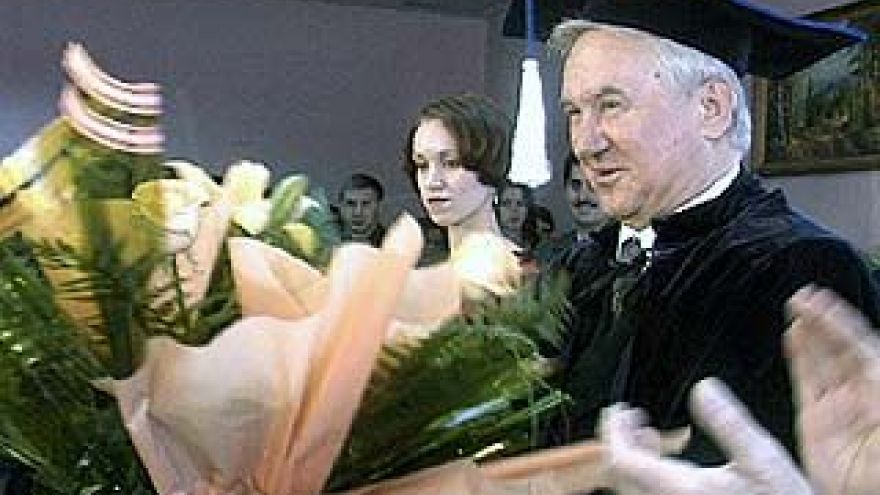 Почетный доктор Кулаков держал ответ перед студентами
