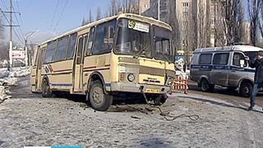 Жители 4 улиц остались без воды. Из-за порыва трубы не выдержал асфальт - автобус чуть не ушёл под землю