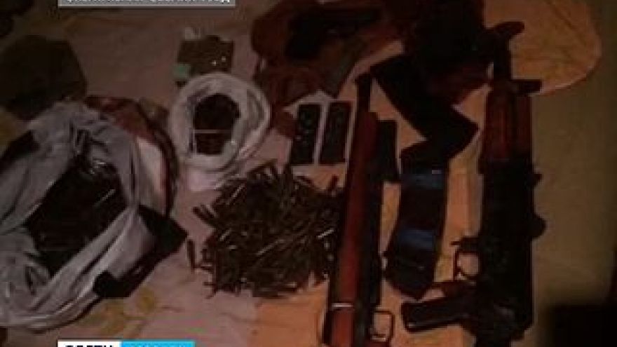 Дома у охранников частного охранного предприятия нашли автомат Калашникова и пистолеты