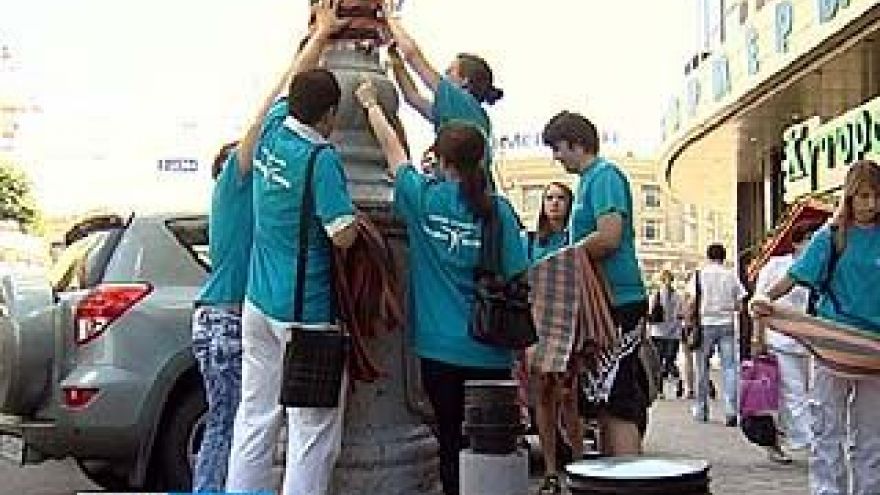 Активисты одного из движений украсили проспект Революции георгиевскими лентами