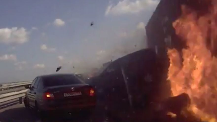 Момент ДТП с 34 машинами на трассе М-4 в Воронежской области попал на видео