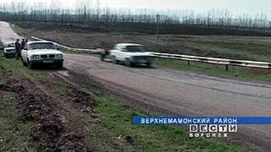 Через километр от села Мамоновка дорога превращается в ловушку для водителей