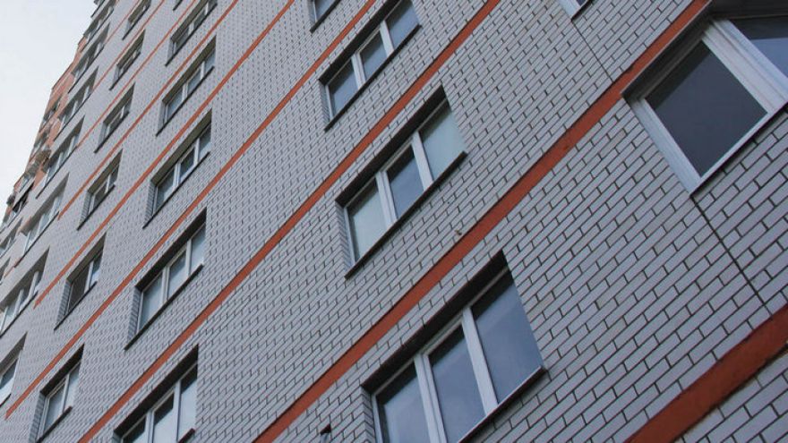 В квартире выпавшей с балкона воронежской 17-этажки девушки нашли тело парня