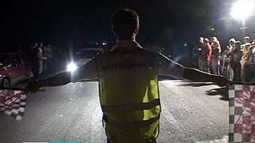 Еженедельно любители быстрой езды собираются за городом