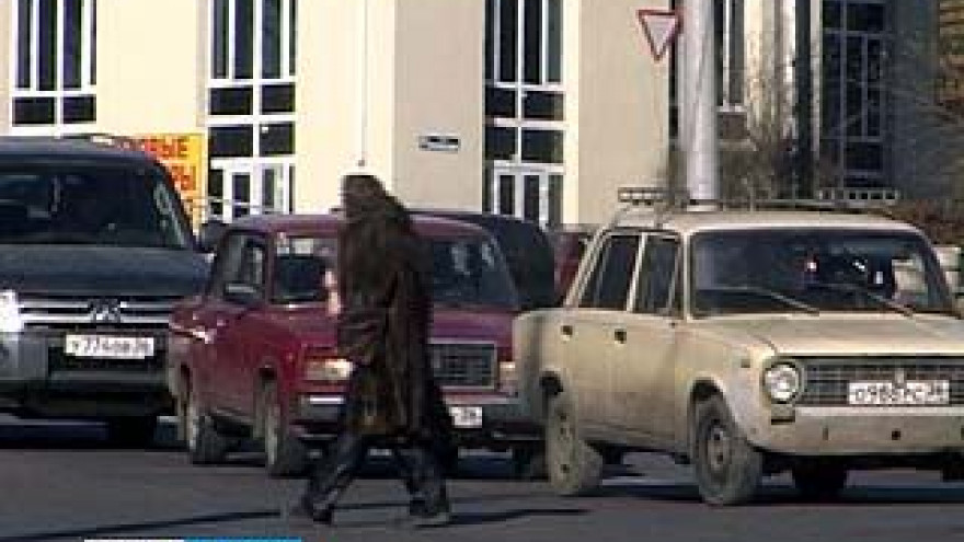 По Воронежу разгуливала женщина в распахнутой норковой шубе на голое тело