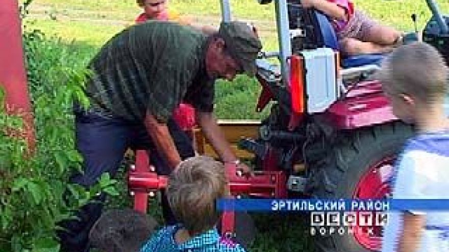 Многодетная семья из Эртильского района получила трактор