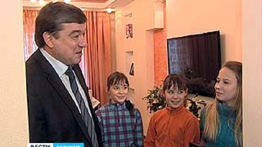 Семью Лопыревых навестил глава Воронежа Сергей Колиух