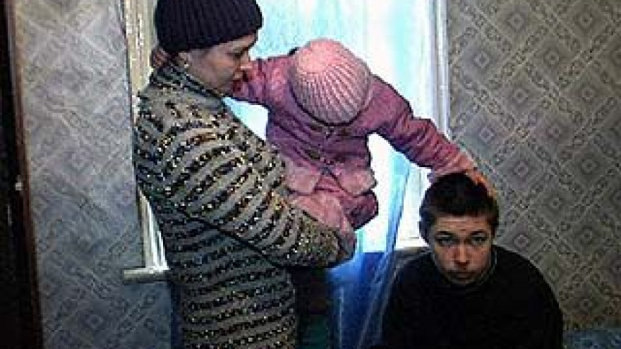 Приставы выставляют женщину с двумя детьми на улицу